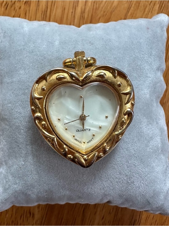 Avon Accessories - VTG Heart Pendant Quartz Movement Japan Watch Gold Tone AVON needs battery